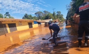 Concejal llamó a los bomberos para limpiar calle inundada en Pdte. Franco - La Clave