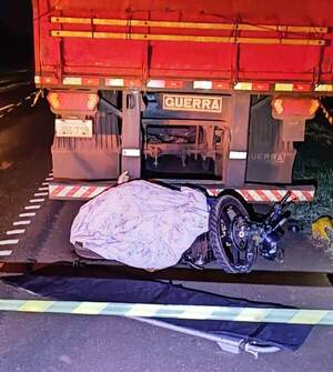 Motociclista muere al chocar contra camión estacionado sobre Ruta PY02 - La Clave