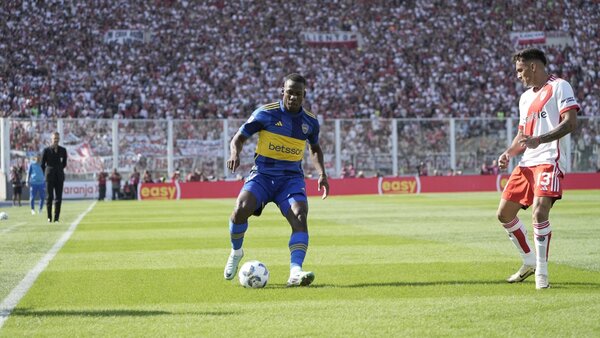 Advíncula renueva con Boca a vísperas del duelo con Trinidense
