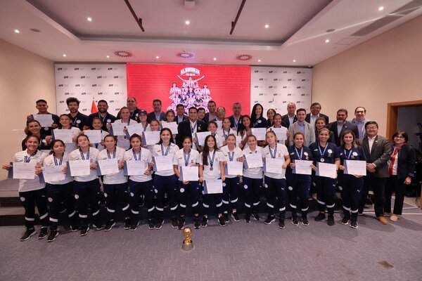 Con medalla de plata en mano, las albirrojas mundialistas llegaron al país - trece