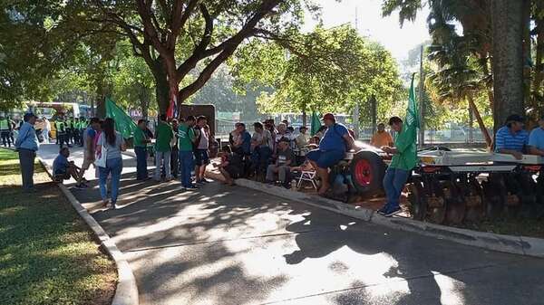 Campesinos exigen al Gobierno ayuda ante el encarecimiento de semillas - Nacionales - ABC Color