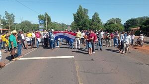 Manifestantes de Arroyito cierran ruta