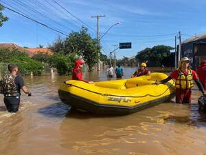 Bomberos paraguayos ayudando en inundaciones de Brasil
