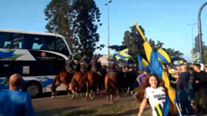 Versus / Copa Libertadores: Fuerte enfrentamiento entre hinchas de Central y la policía argentina