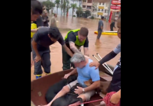 (VIDEO). Un hombre llora emocionado tras lograr rescatar a sus cuatro perritos