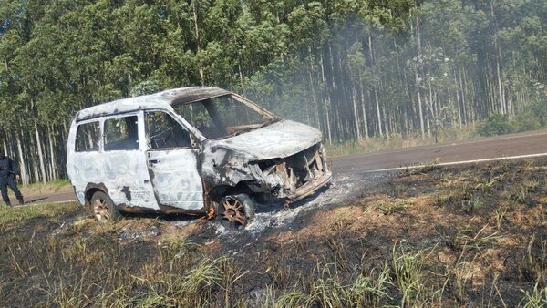 HALLARON INCINERADO VEHÍCULO DENUNCIADO COMO HURTADO - Itapúa Noticias