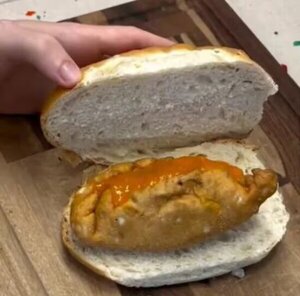 Sándwich de empanada: tiktoker argentino desató furia de paraguayos