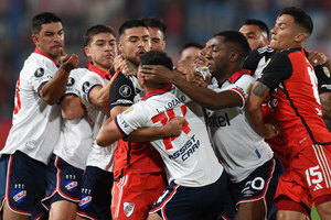 Versus / Nacional logra heroico empate ante River Plate y deja muy mal parado a Libertad