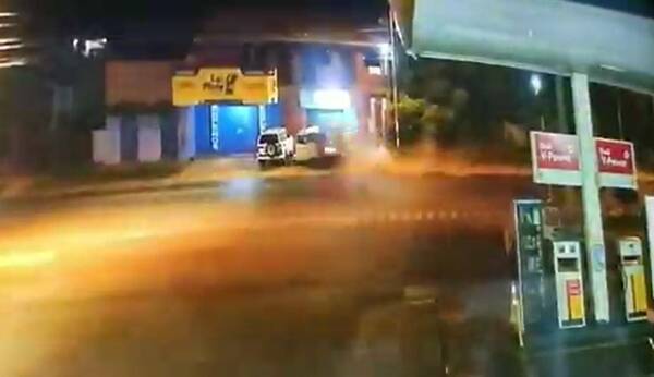 [VIDEO] Manejaba jaguare y se llevó por delante ¡tres vehículos estacionados!