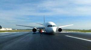 ¿Es una maldición?: otro avión debió aterrizar de emergencia y quedó con la “nariz” en el piso
