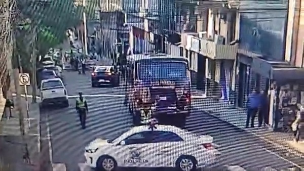 Manifestantes de la FNC bloquean calles del microcentro - Megacadena - Diario Digital