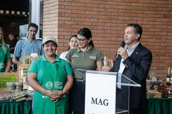 Agrciultura formaliza acuerdo con el Shopping Multiplaza para promover la economía de la Agricultura Familiar del país - .::Agencia IP::.