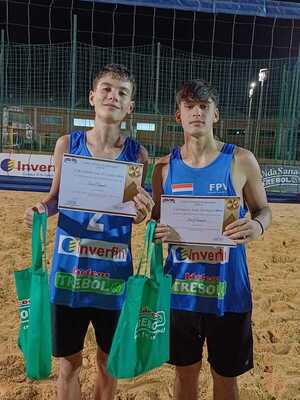 Dupla encarnacena brilla en torneo de voley de playa en Asunción