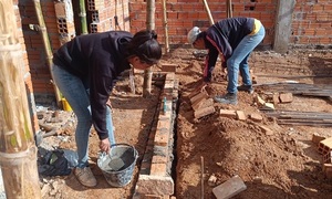 Rompiendo esquemas: Dos mujeres albañiles desafían estereotipos en Coronel Oviedo - OviedoPress