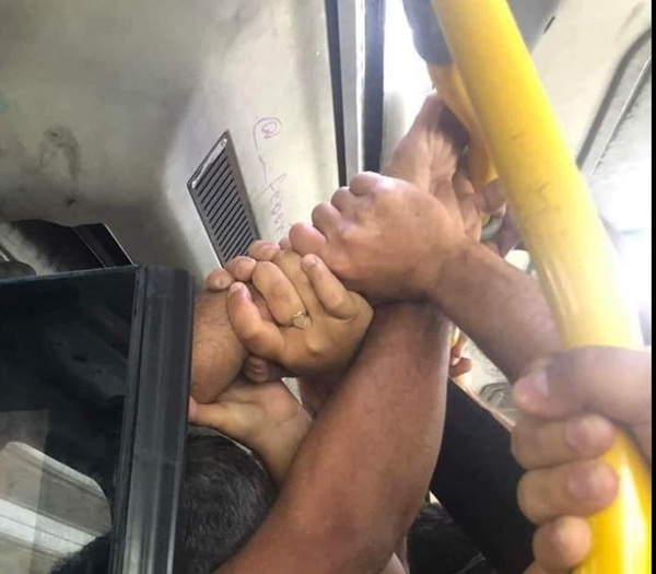 “Lomagrandense nos hace familia”, ironizan abusados pasajeros por viajar como sardinas mientras autoridades ni se despeinan – La Mira Digital