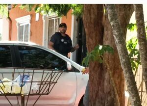 Incidentes entre agente de la SENAD y periodistas en allanamiento