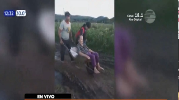 Cristal´i: En carretilla llevan a abuelos hasta a hospitales a causa del mal camino - Noticias Paraguay