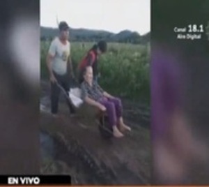 Cristal´i: En carretilla llevan a abuelos hasta a hospitales - Paraguay.com