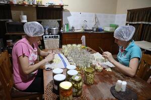 Ya no derraman la leche, incluso envasan productos alimenticios como el ajo