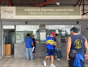 Multitud de hinchas "xeneizes" ingresan al país para Trinidense - Boca Juniors · Radio Monumental 1080 AM