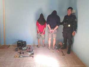 Detienen a dos hombres y recuperan objetos hurtados