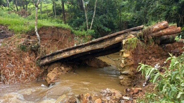 Ñumí: Vecinos claman por arreglo de puente caído hace meses