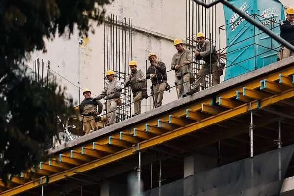 El ajuste económico en Argentina le pasa la factura a la industria y la construcción - Mundo - ABC Color