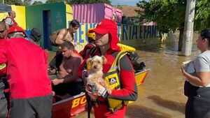 Bombero paraguayo en Rio Grande do Sul: “No paramos de sacar personas de los lugares inundados”