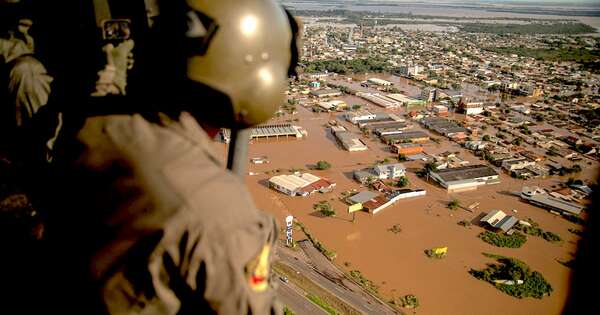 La Nación / Muertes por inundaciones suben a 100 en Brasil