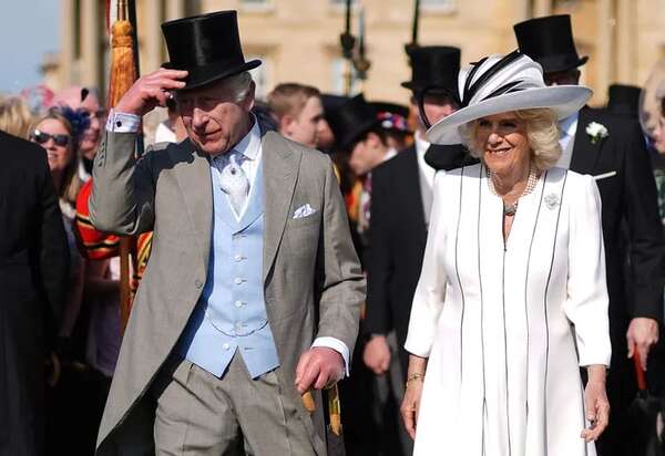 Carlos III apareció de muy buen ánimo en los jardines de Buckingham - Gente - ABC Color