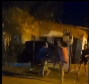 (VIDEO)Doñas patadapúpe se trenzaron por un hombre en Puerto Botánico