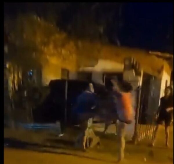 (VIDEO)Doñas patadapúpe se trenzaron por un hombre en Puerto Botánico