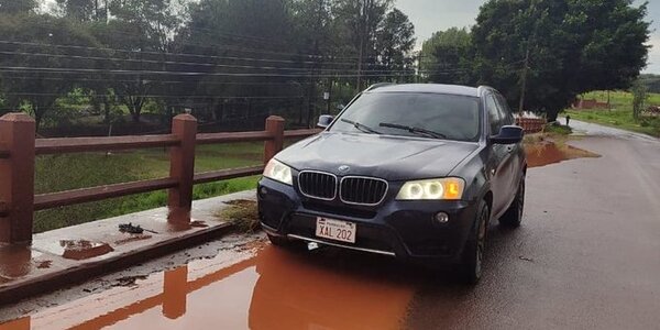 Abandonan lujoso BMW con el motor en marcha: conductora y sus hijos están desaparecidos