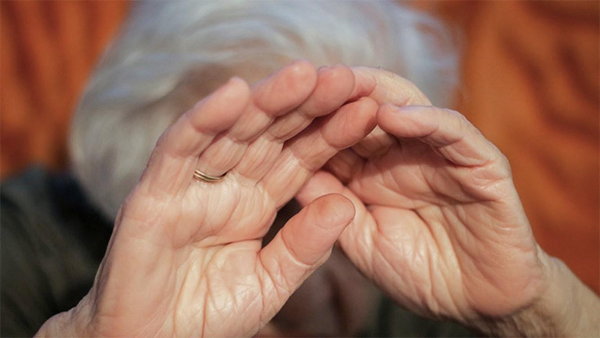 Anciana se encuentra grave tras ser brutalmente golpeada por su hijo - Noticiero Paraguay