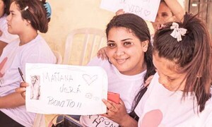 Karol G agasajó a madres vulnerables de la Fundación Naho en Paraguay – Prensa 5