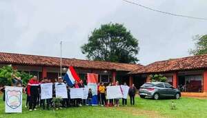 Padres de familia reclaman la reposición de rubros  y suspenden actividades académicas en escuela de Guayaybí - Nacionales - ABC Color