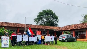 Padres suspenden clases por reclamo de rubros en Guayaybí