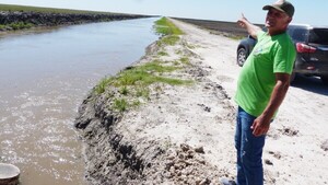 Villa Oliva: Pobladores culpan a los arroceros por la inundación