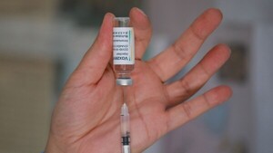 Por caída de la demanda AstraZeneca retira su vacuna