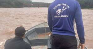 La Nación / Buzos del Área Naval buscan en el río Monday a mujer y niños desaparecidos
