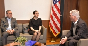  Embajador de EE.UU muestra apoyo a la viuda de Marcelo Pecci en reunión conmemorativa