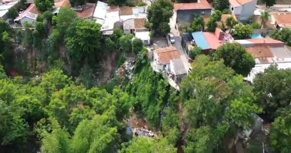 La Nación / Vecinos piden ayuda para reparar puente y asegurar viviendas en zona del arroyo Ferreira