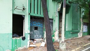 Edificio abandonado se cae a pedazos y es un peligro para peatones