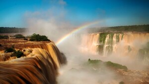 Las Cataratas del Iguazú truenan con el quíntuple de su caudal promedio