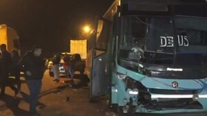 Dos fallecidos tras choque frontal entre bus y motocicleta en Benjamín Aceval