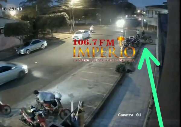 Motocicleta es hurtada por dos sujetos frente a una tienda de calzados