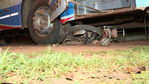 Dos muertos tras choque frontal entre bus y motocicleta - Unicanal