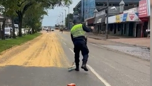 Granos de soja esparcidos sobre la Ruta PY01 y avda. Caballero de Encarnación