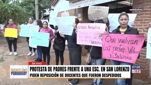 Padres exigen recontratación de docentes despedidos en escuela de San Lorenzo - Noticias Paraguay
