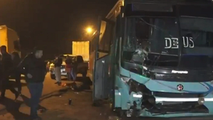 Dos fallecidos en choque entre bus y motocicleta